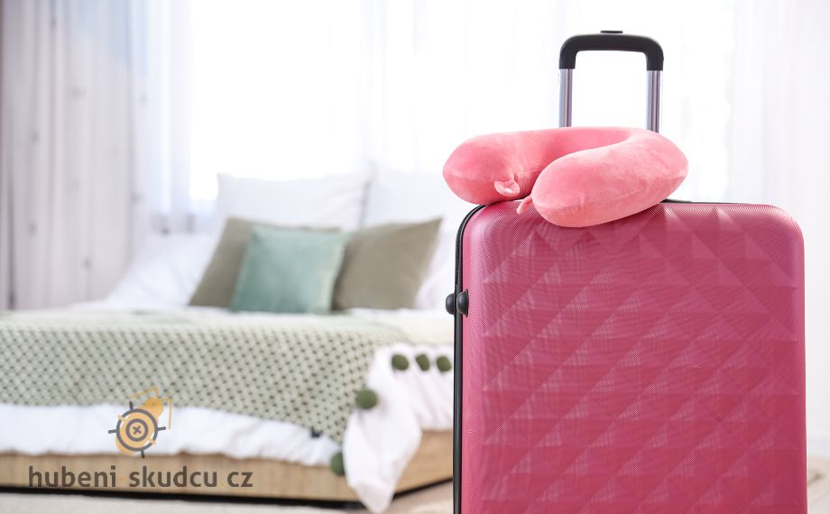 kufr na hotelovém pokoji